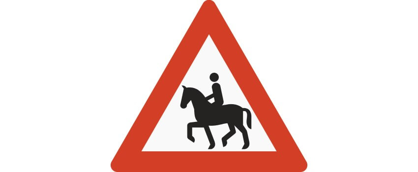 rød trekantet skilt med person på hest